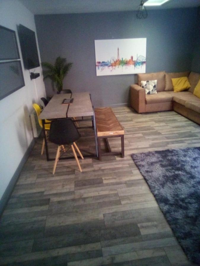 Town Center Large 2 Bedroom Apartment- Sleeps Up To 6 - Dogs Welcome - 2 Minutes From Train Station 黑潭 外观 照片